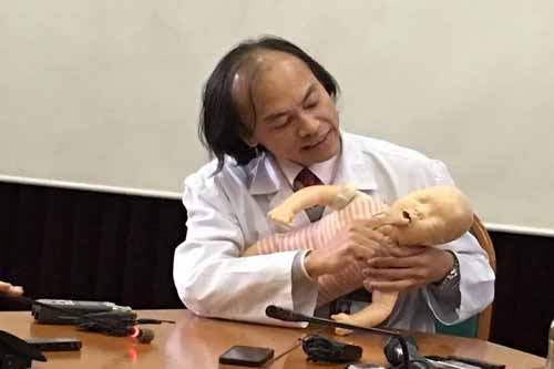 Trẻ bị sốt cao co giật, phụ huynh đã sai lầm khi làm những điều này