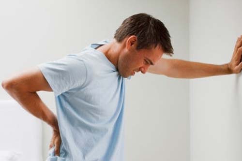 Bệnh trĩ có gây đau lưng và đau bụng không?