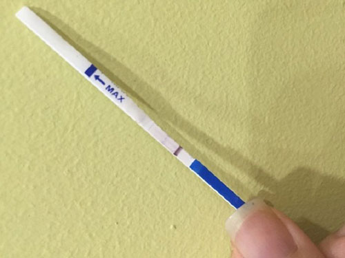 Hình ảnh que thử thai 2 vạch 1 đậm 1 mờ
