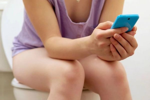 Tác hại không ngờ khi vừa đi vệ sinh vừa dùng điện thoại